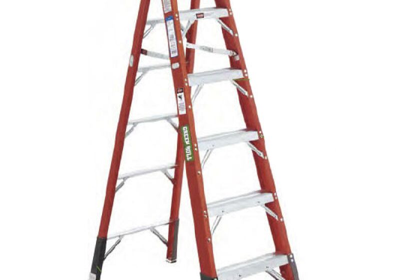 Green Bull Series 2032 Fiberglass Stepladder